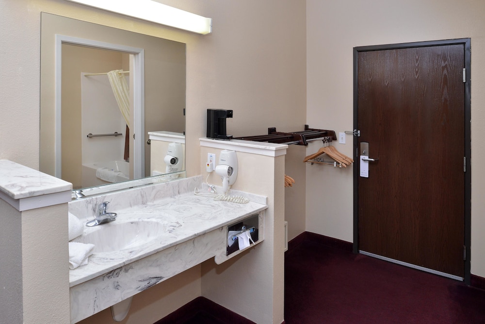 Americas Best Value Inn Somerville, TX 19/52