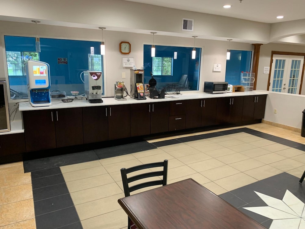 Baymont by Wyndham Texas City 7/59