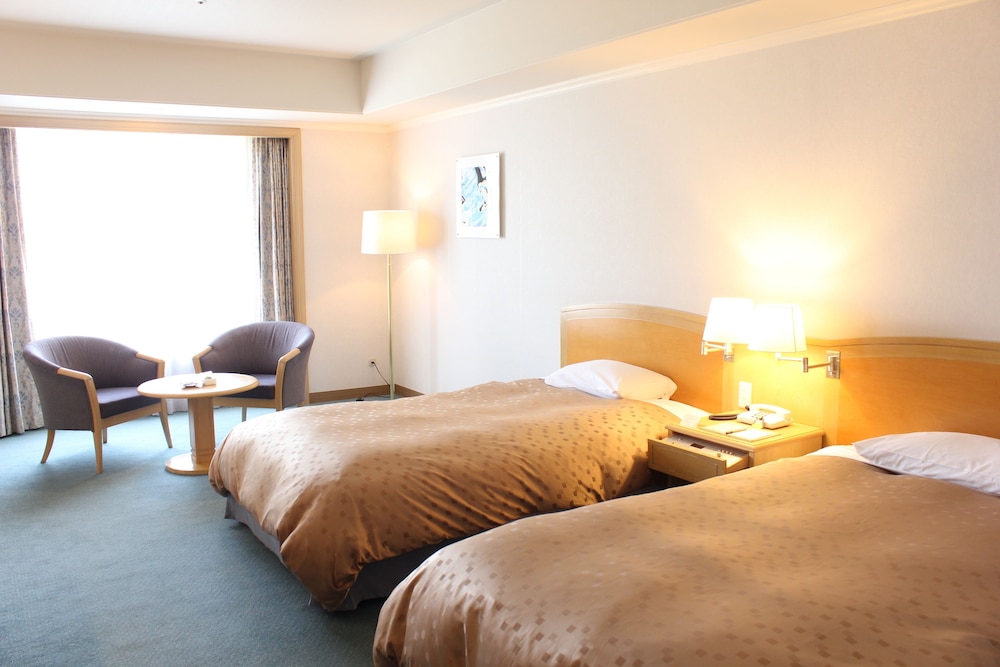 ROOM, TRIPLE, LAKE VIEW