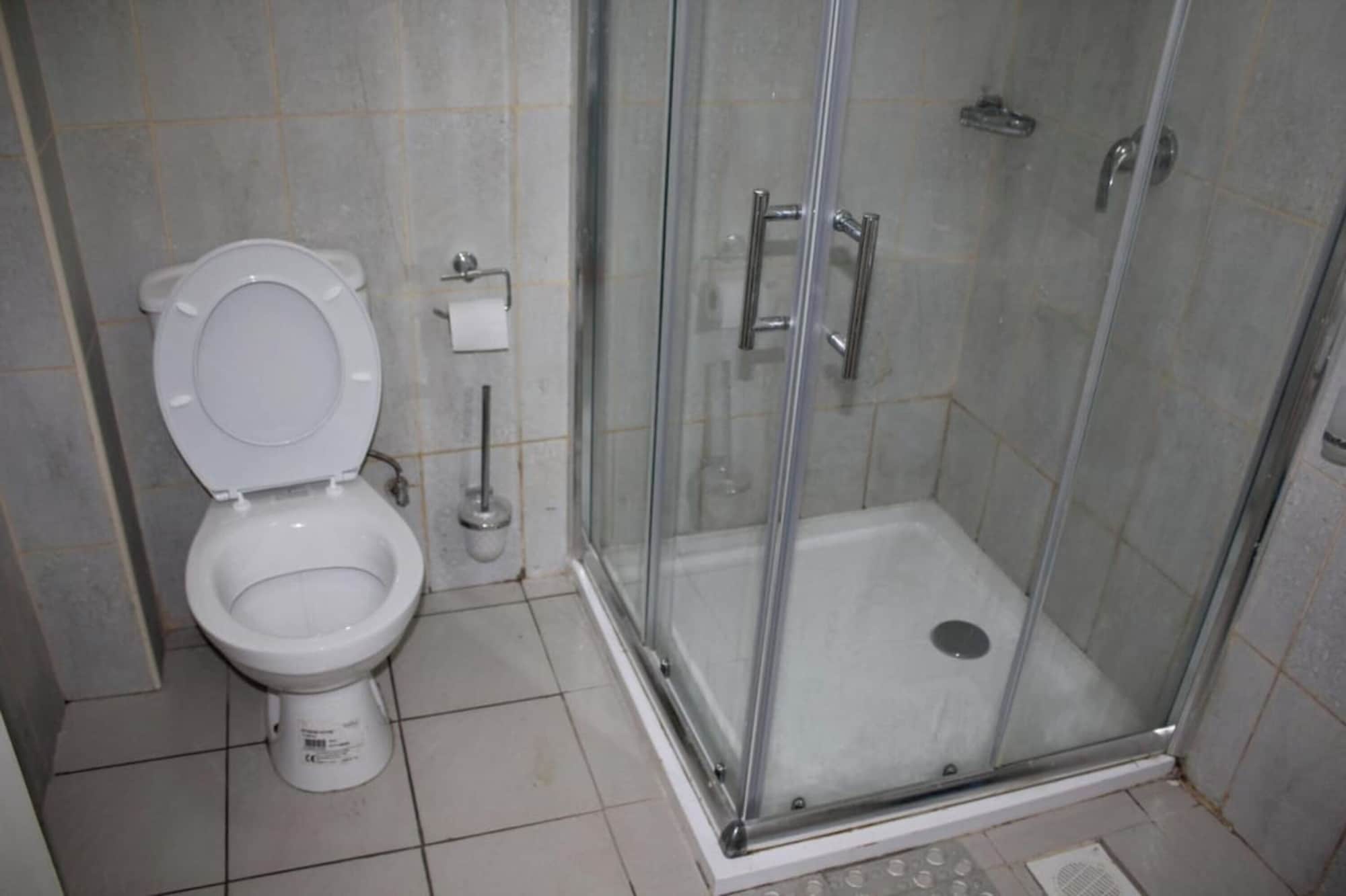 جناح، Davis Court Nyeri 4/4