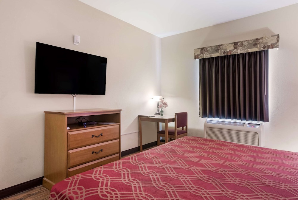 Econo Lodge Inn & Suites Rockmart 16/35