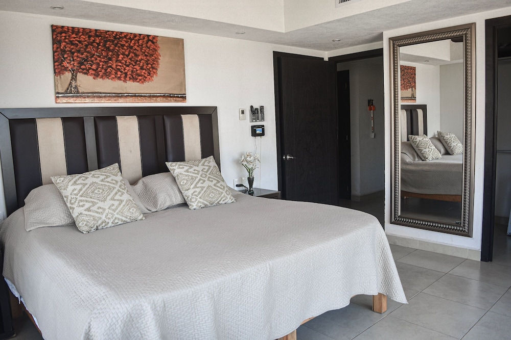 Grand Venetian Condominium 9/50
