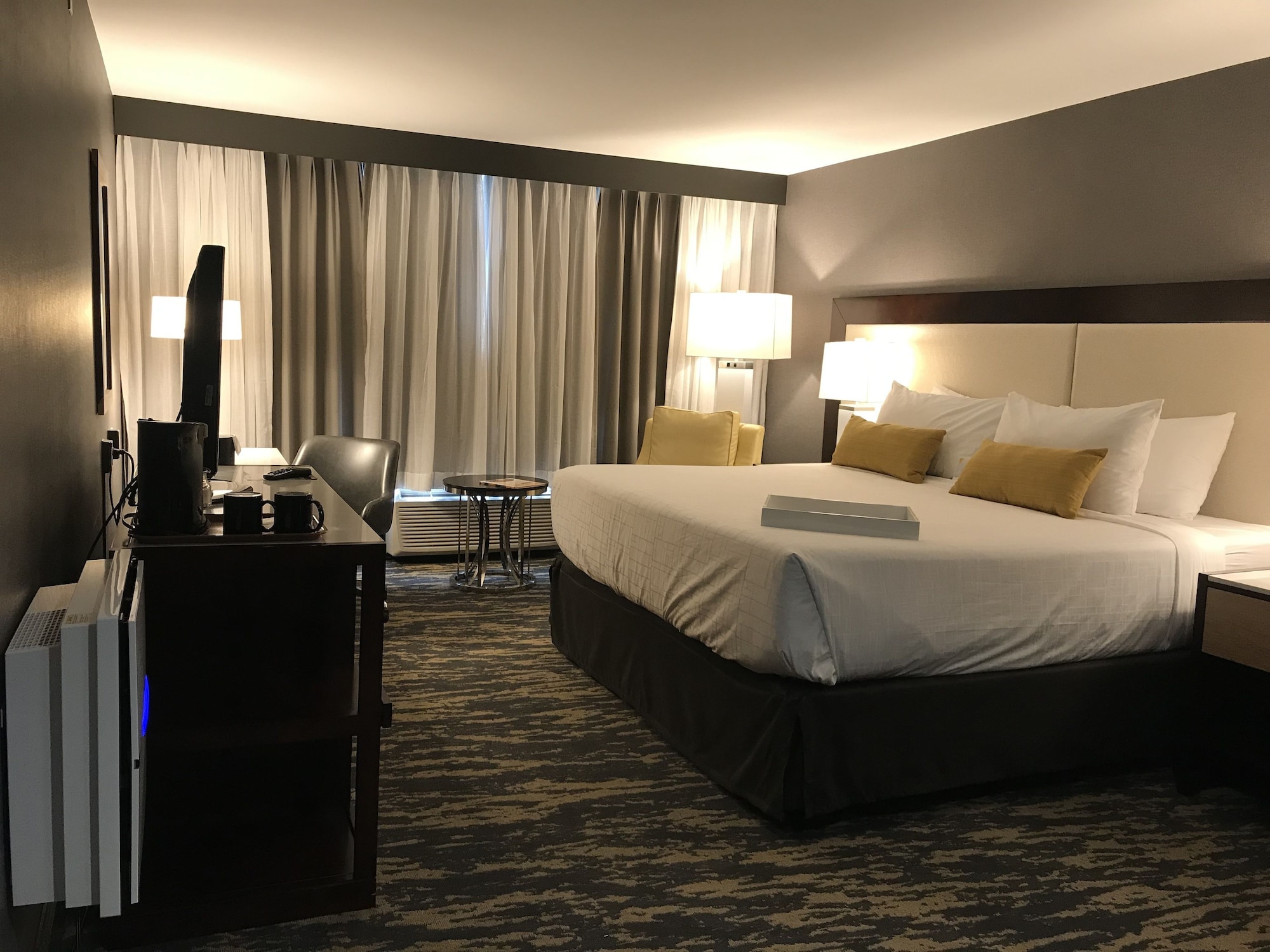 ROOM, KING BED