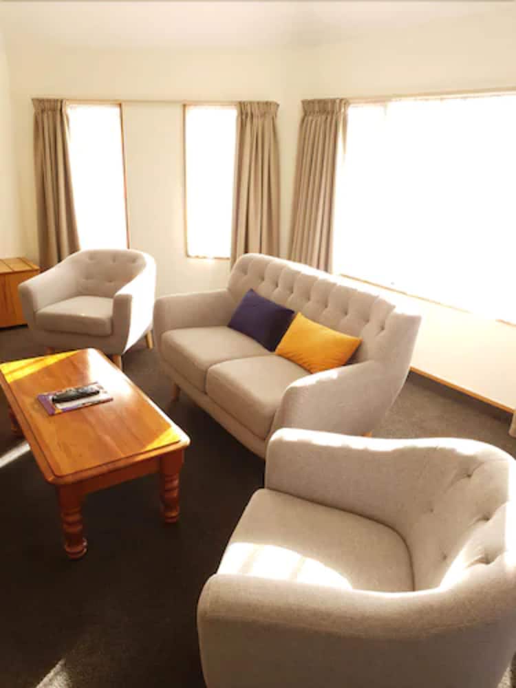 FITZHERBERT CASTLE MOTEL 25/33