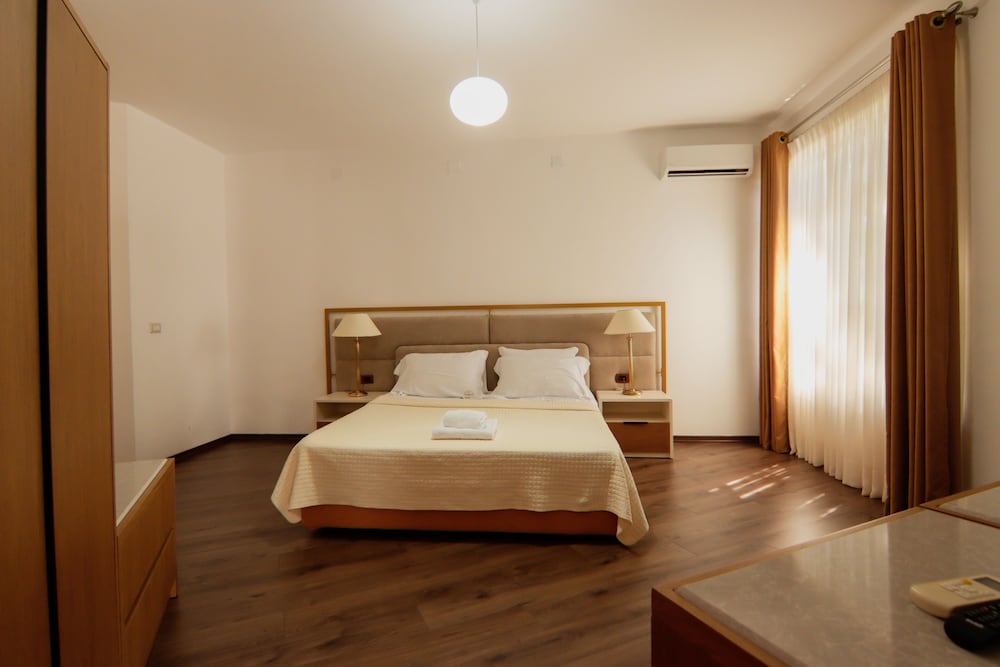 2 BEDROOMS, FAMILY