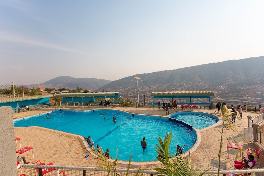Dove Hotel 39/49