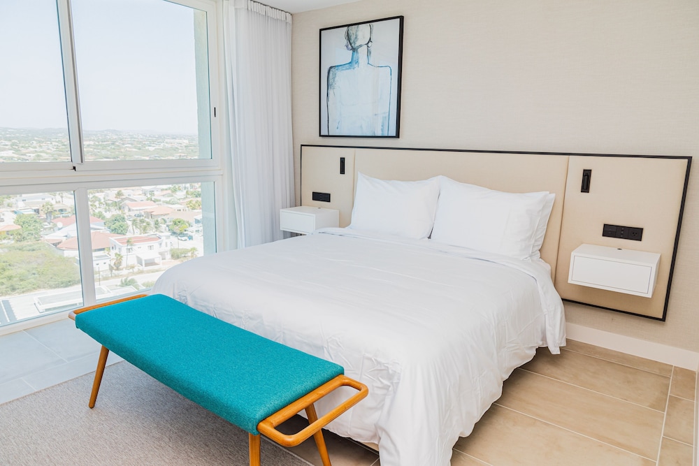 SUITE, KING AND TWIN BEDS, ISLAND VIEW
