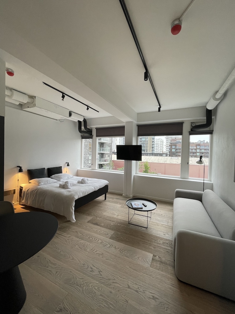 CPH STUDIO HOTEL 71/82