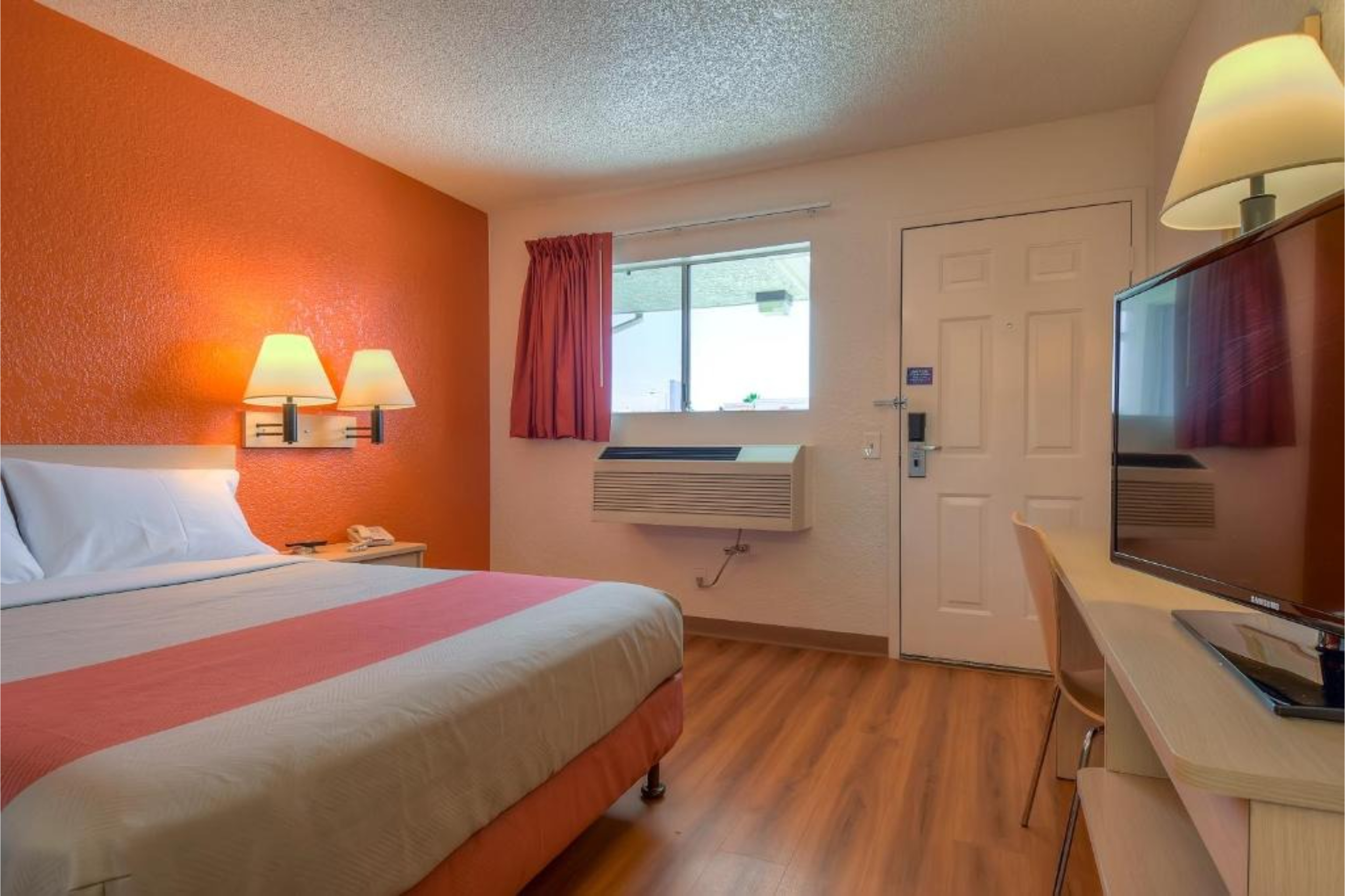 1 Queen Bed - Micfridge