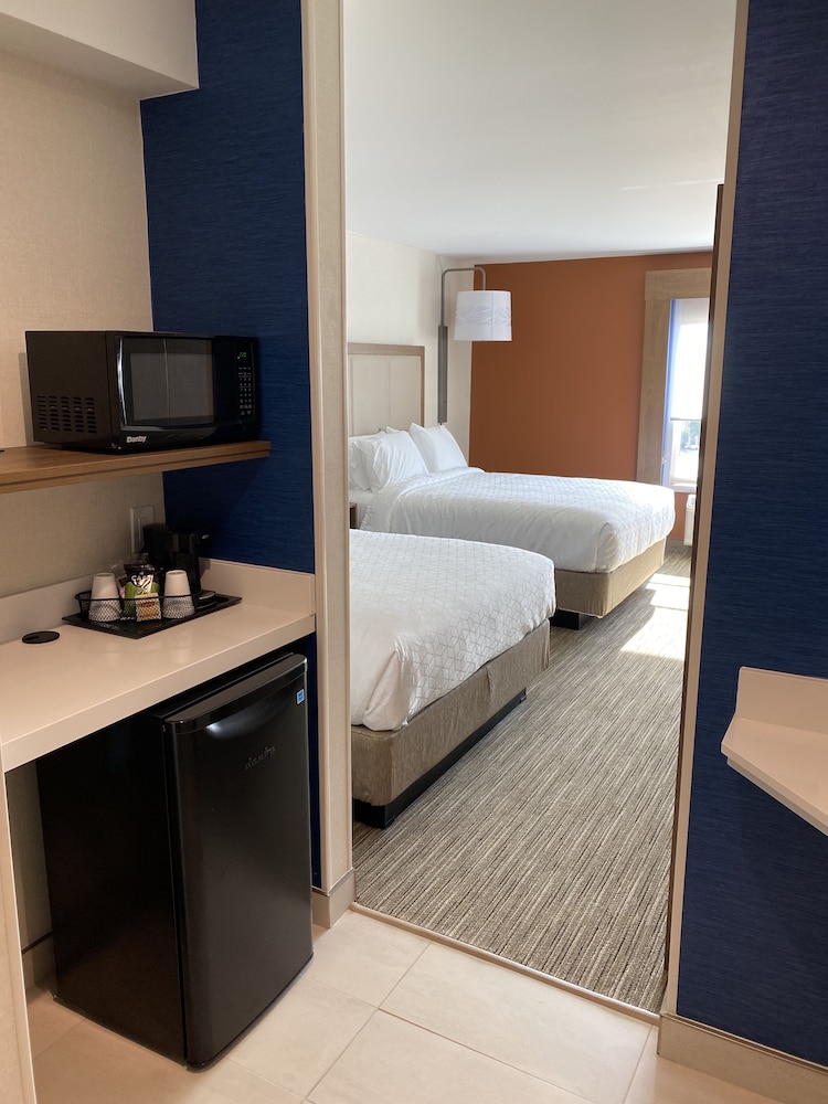 Holiday Inn Express and Suites Chatsworth 22/57