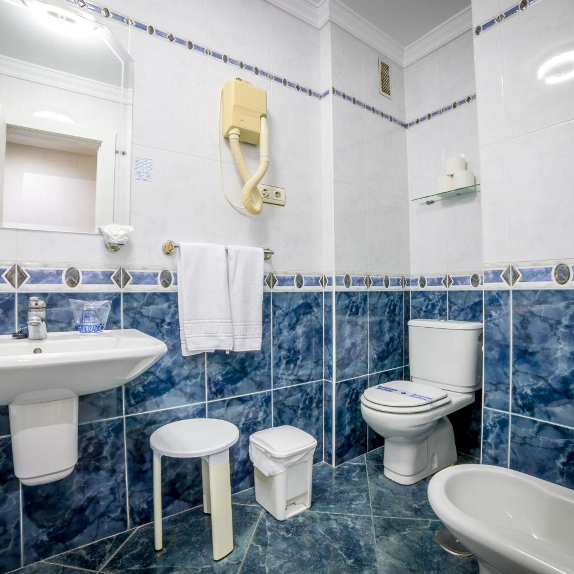 غرفة قياسية بسرير مزدوج أو سريرين منفصلين بشرفة، Villa de Laredo Hotel 4/4