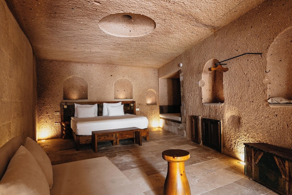 Cave, Grand, Pool, Suite