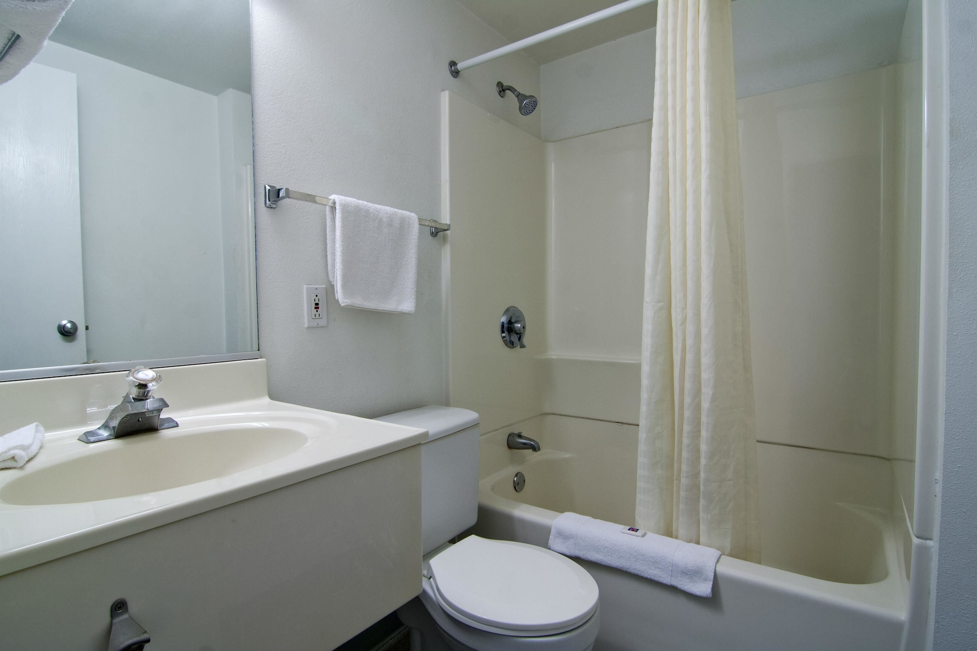 غرفة قياسية بسرير كوين، Motel6 Lakeville, MN - South - Lakeville 3/4
