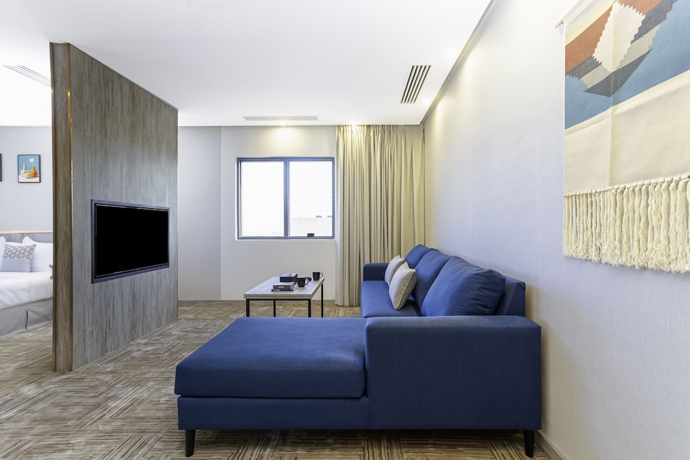 The Seasons Hotel 26/34