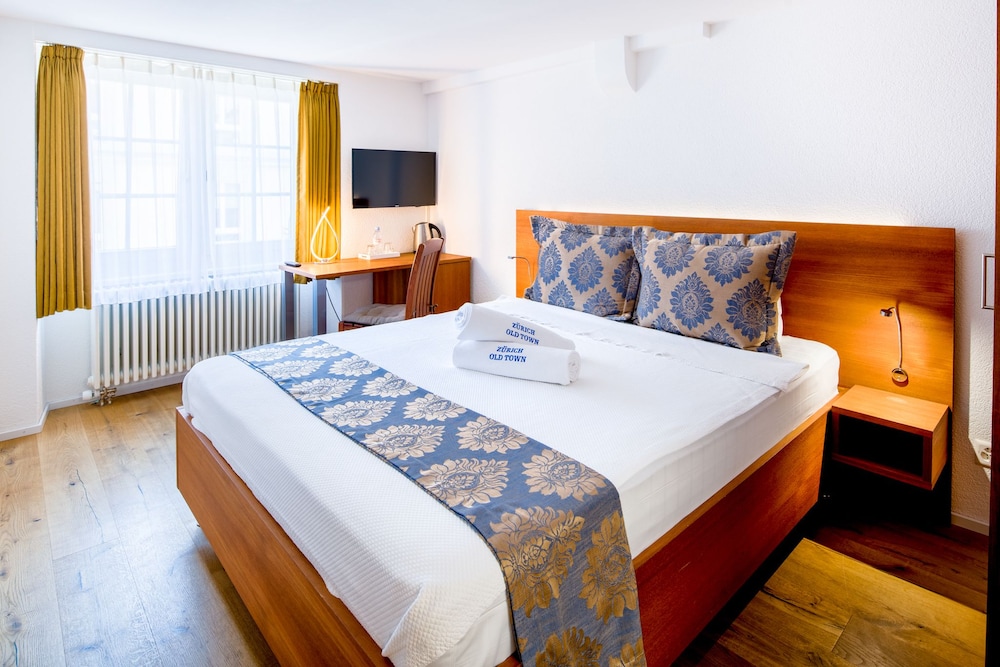 Hotel Old Town 6/25