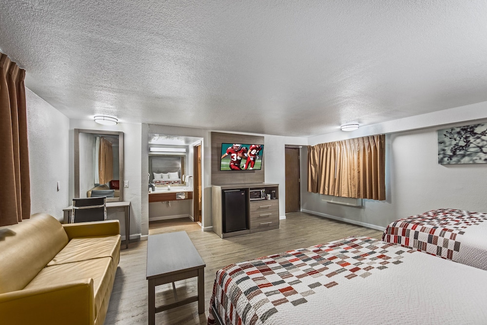 Ramada by Wyndham Medford Airport North 24/47