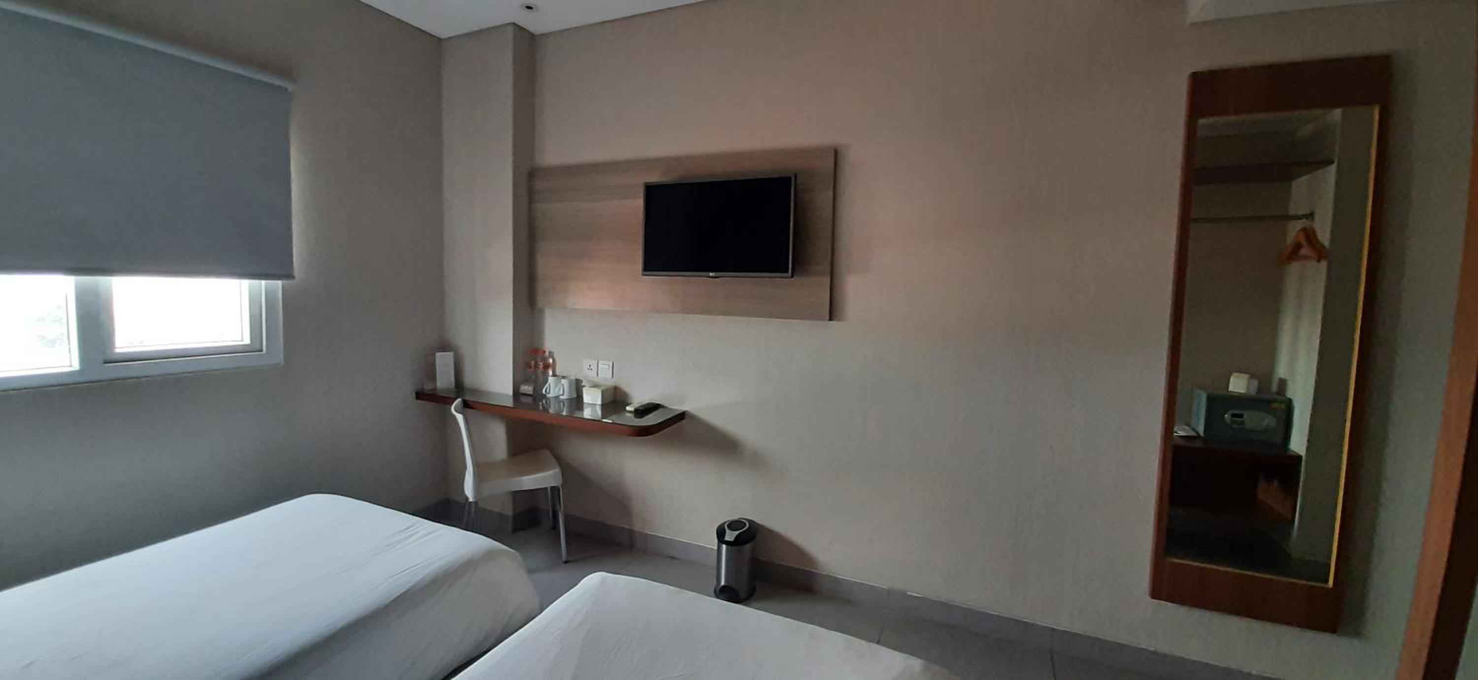 Lynn Hotel Serang 22/43