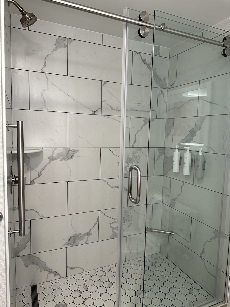 غرفة بسرير كينج بشرفة بإطلالة جزئية على البحر مع أريكة، Hampton Inn Virginia Beach Oceanfront South 4/4