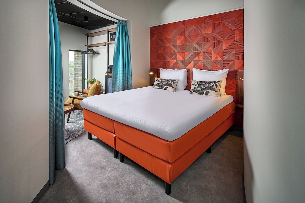 Tower, Superior, Queen Bed