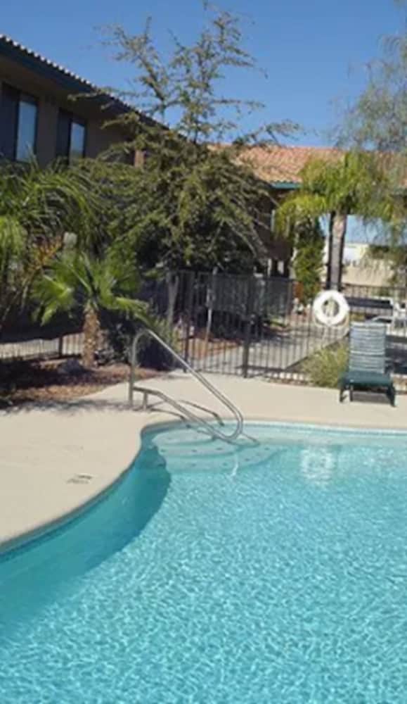 Catalina Inn 32/40