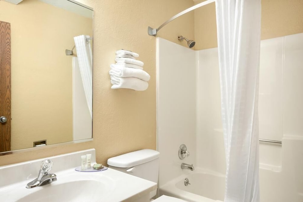 Super 8 By Wyndham Burlington 13/26