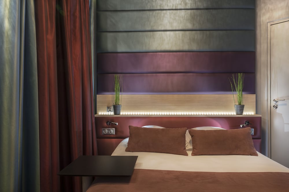 Lobby at Le Bon Hotel, NEUILLY SUR SEINE