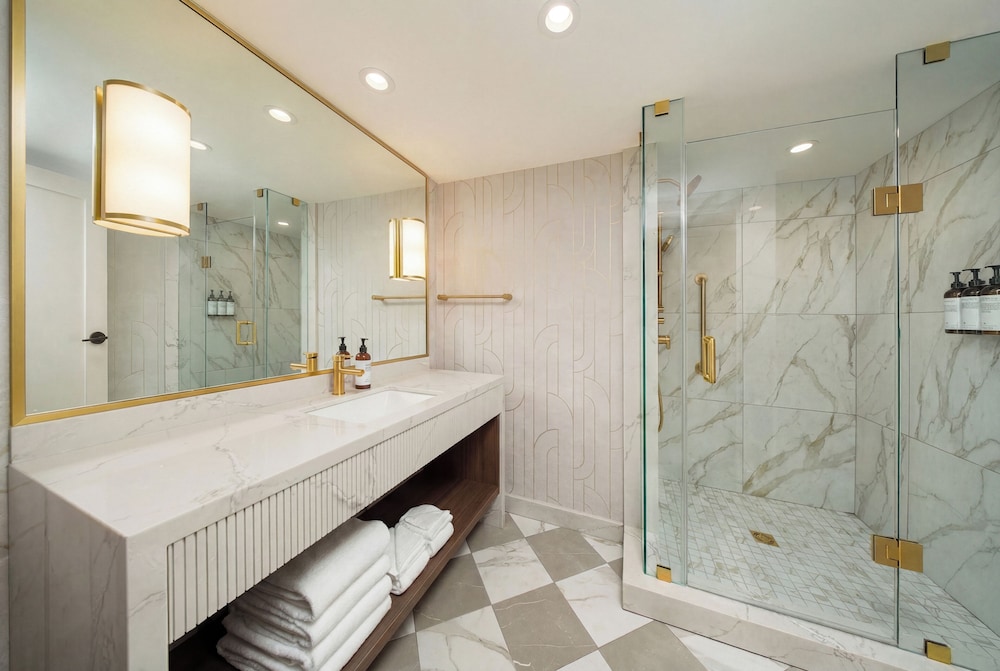 Premium, Studio, King Bed, Falls View، Embassy Suites By Hilton Niagara Falls Fallsview 3/4