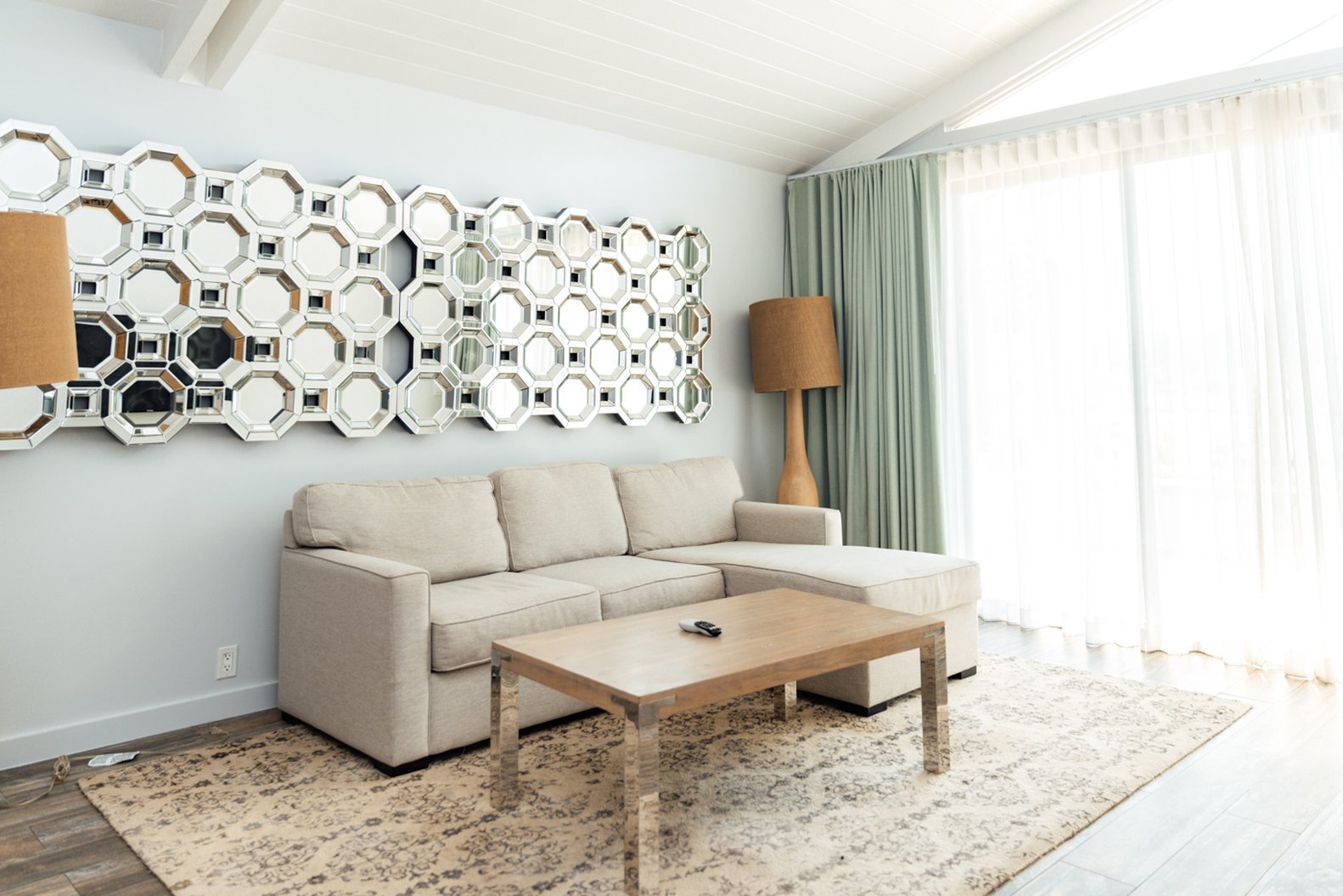 Lakehouse Hotel and Resort 59/100