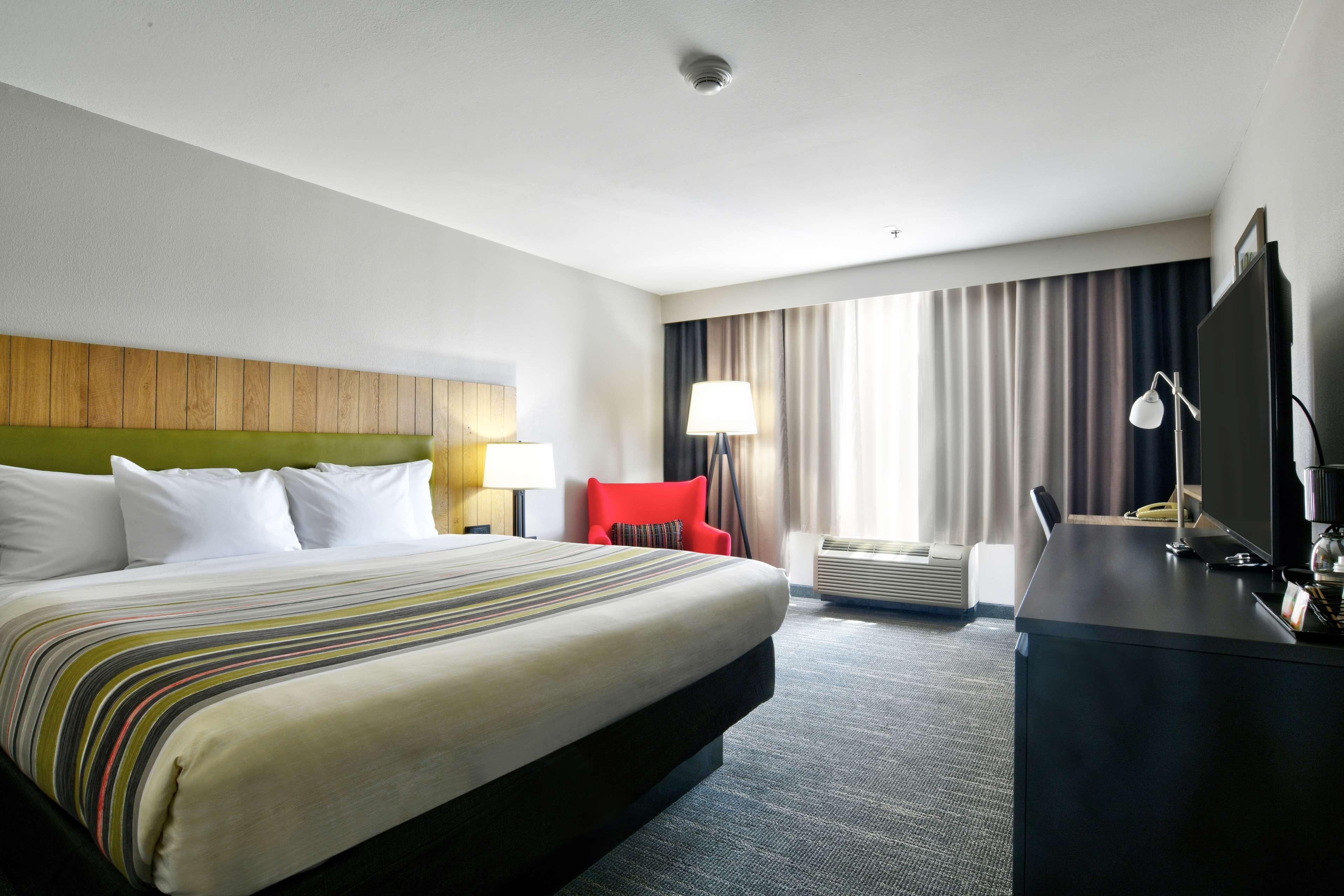 ROOM, KING AND QUEEN BED