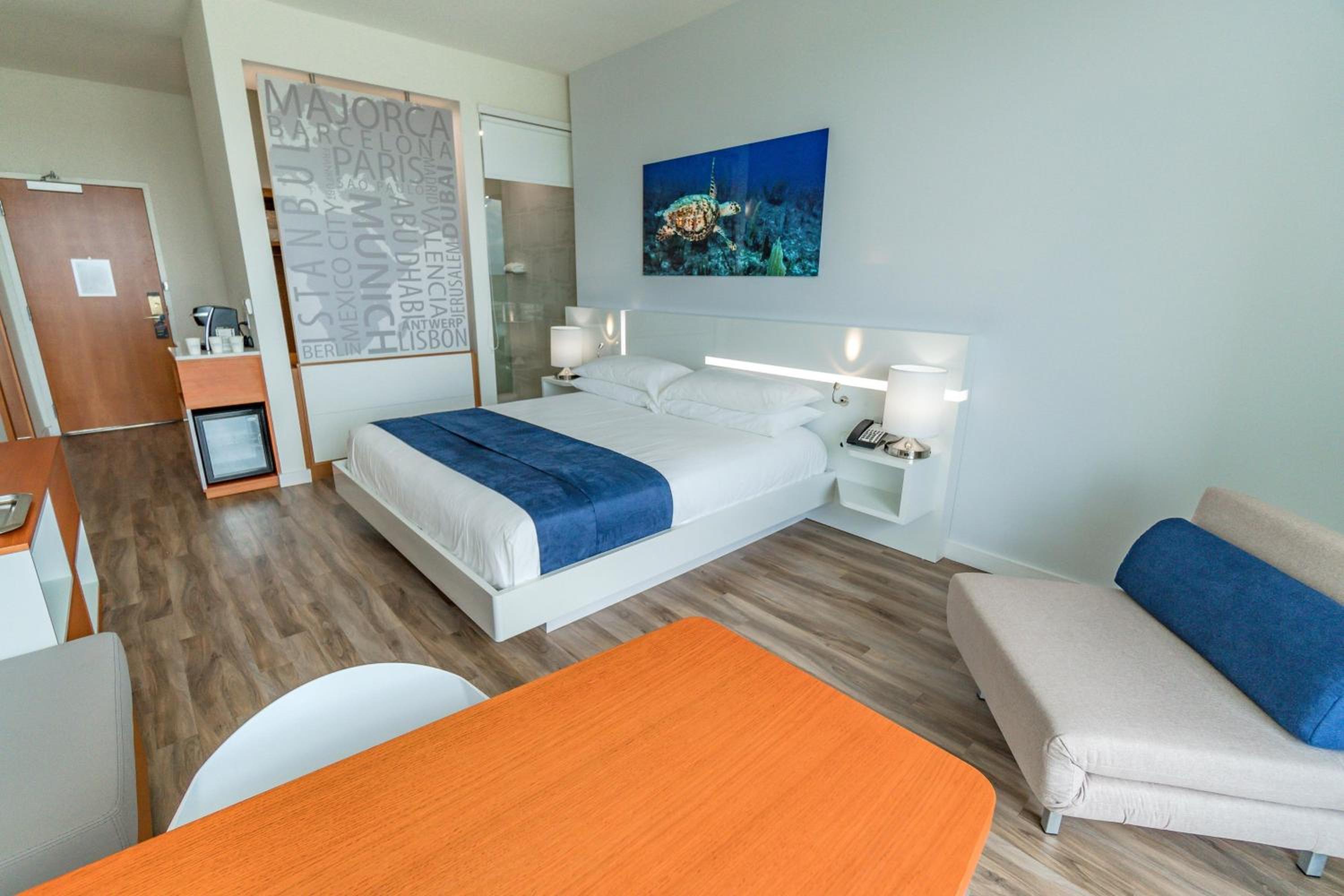 غرفة قياسية بسرير كينج لذوي الإعاقة، Maritime Hotel Fort Lauderdale Cruise Port 7/10