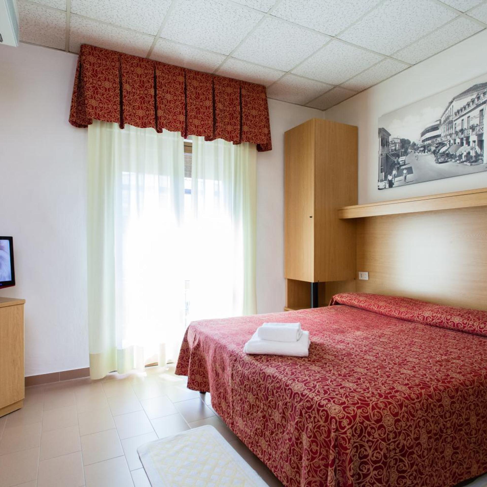 ROOM, DOUBLE OR TWIN BED
