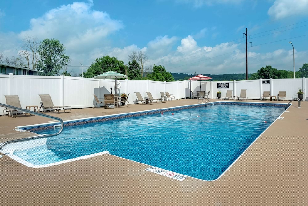 Comfort Inn Lancaster County North-PA Tpke 18/19