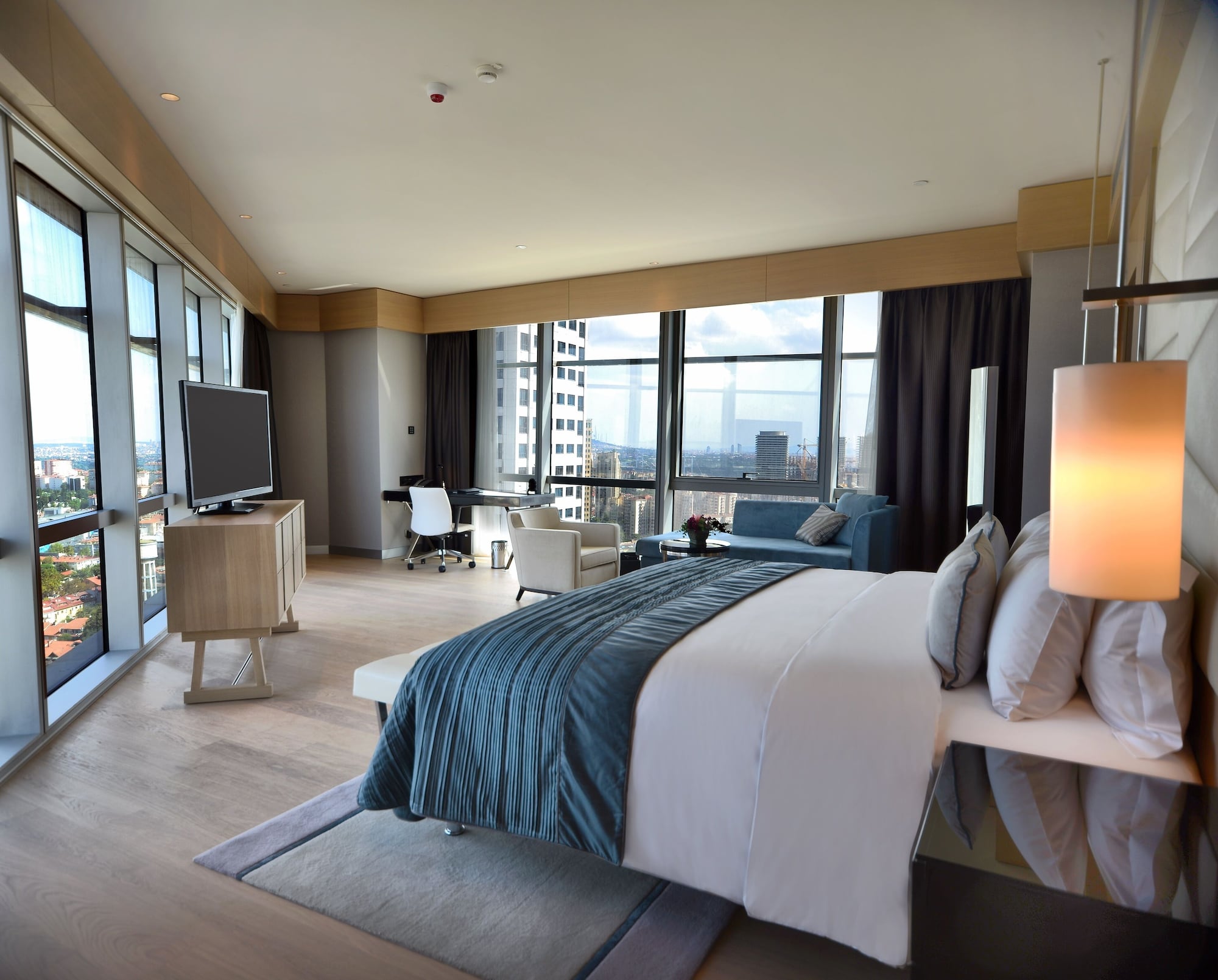 SUITE, KING BED, PARTIAL SEA VIEW, CORNER