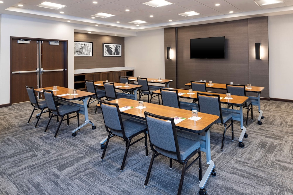 Hyatt Place Flint/Grand Blanc 40/47