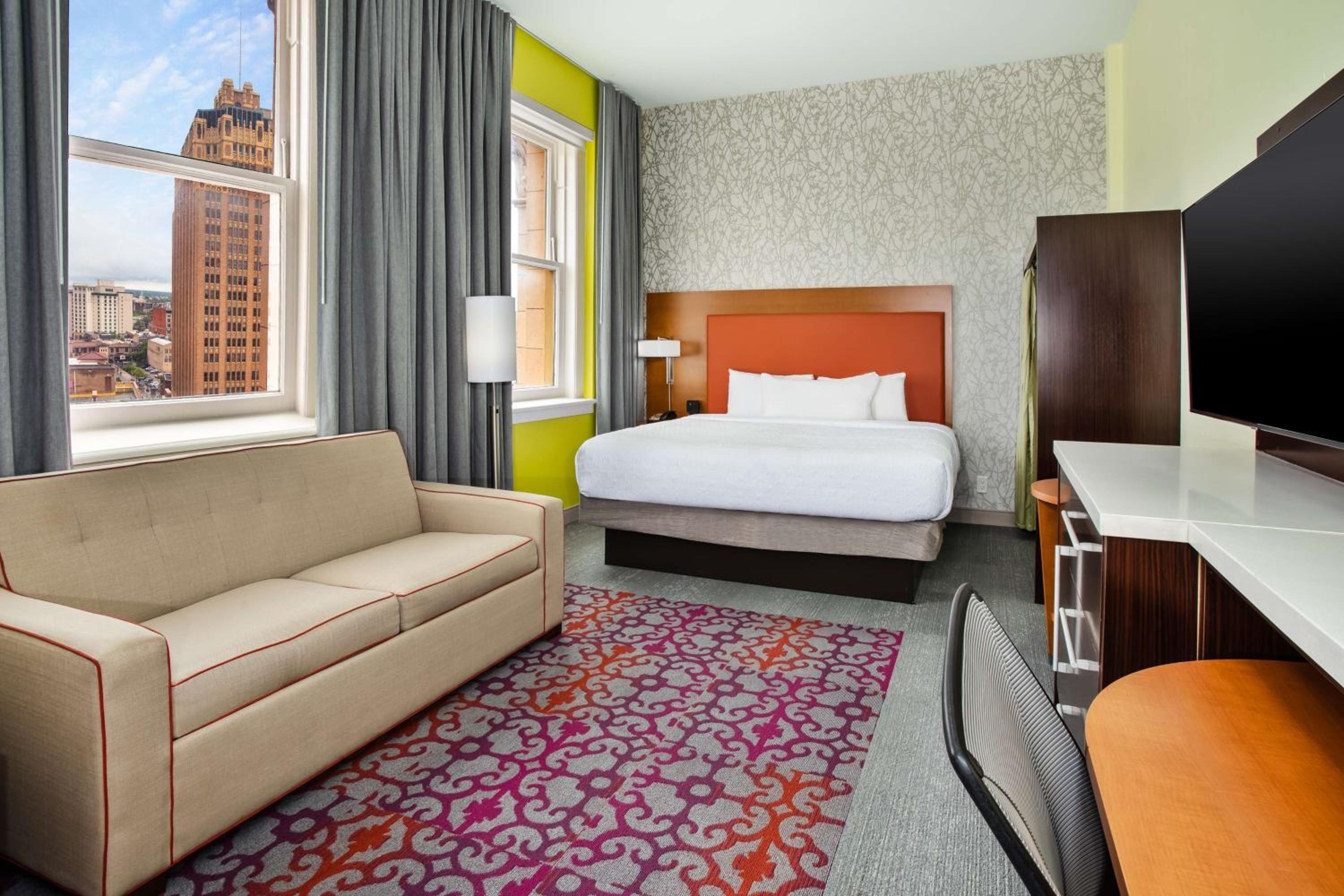 Studio, Suite, King Bed, Partial City View, Sofa