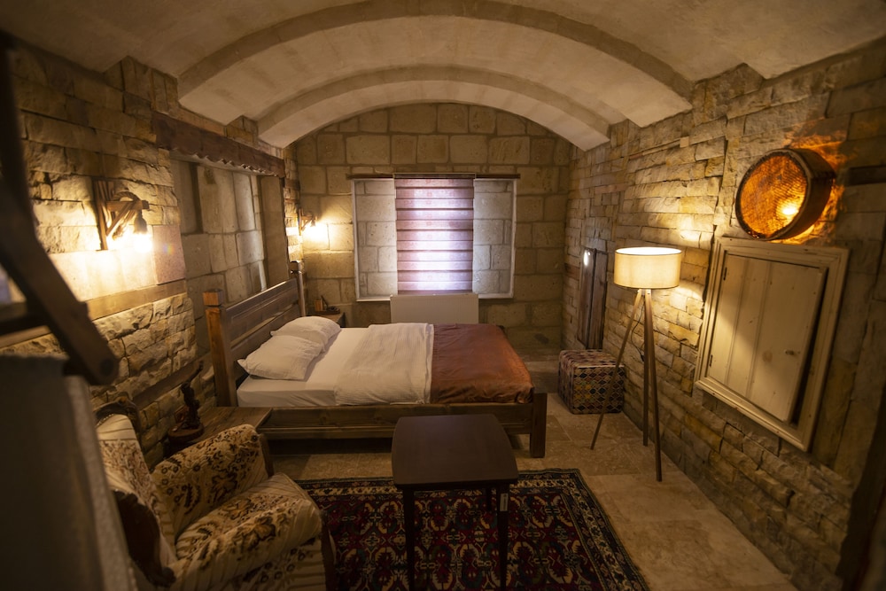 The Cave House 25/38