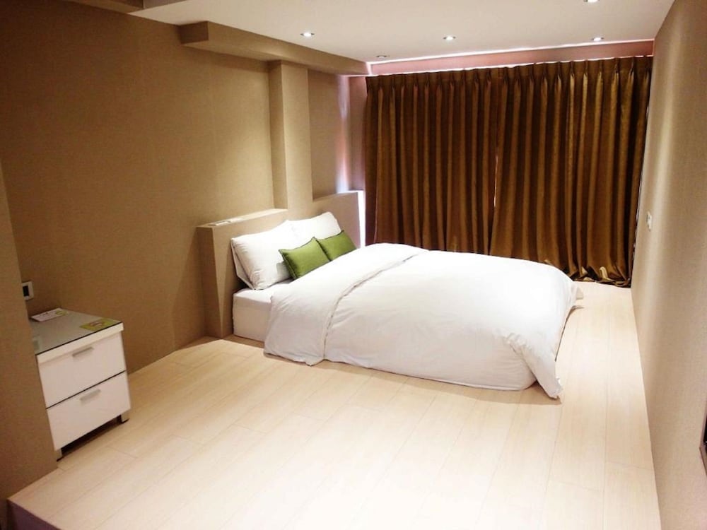 Ark Hotel 12/45