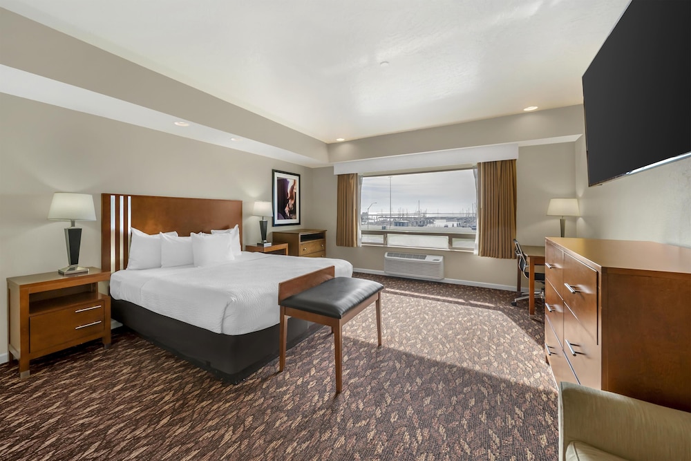 غرفة قياسية بسرير كينج بإطلالة لذوي الإعاقة، Best Western Plus Northwoods Inn 2/10