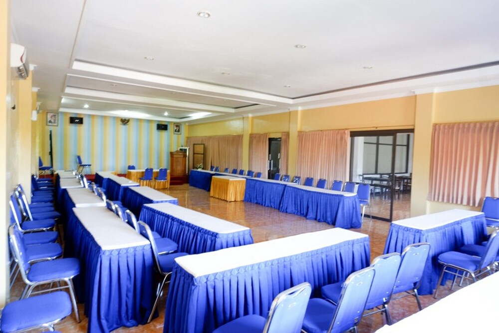 RedDoorz Plus near Stadion Wijaya Kusuma 16/22