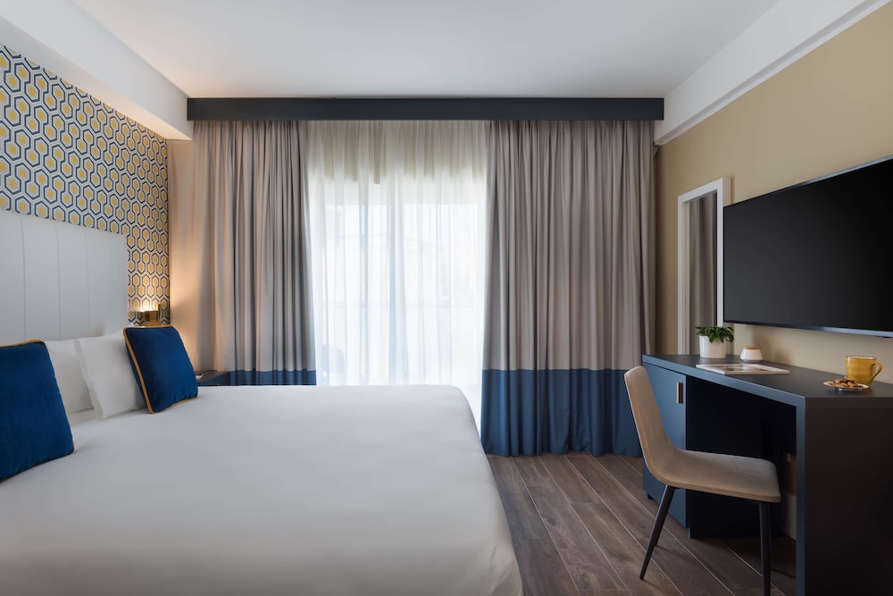 115 The Strand Hotel And Suites 13/49