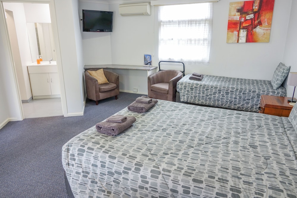 BAIRNSDALE MAIN MOTEL 12/27