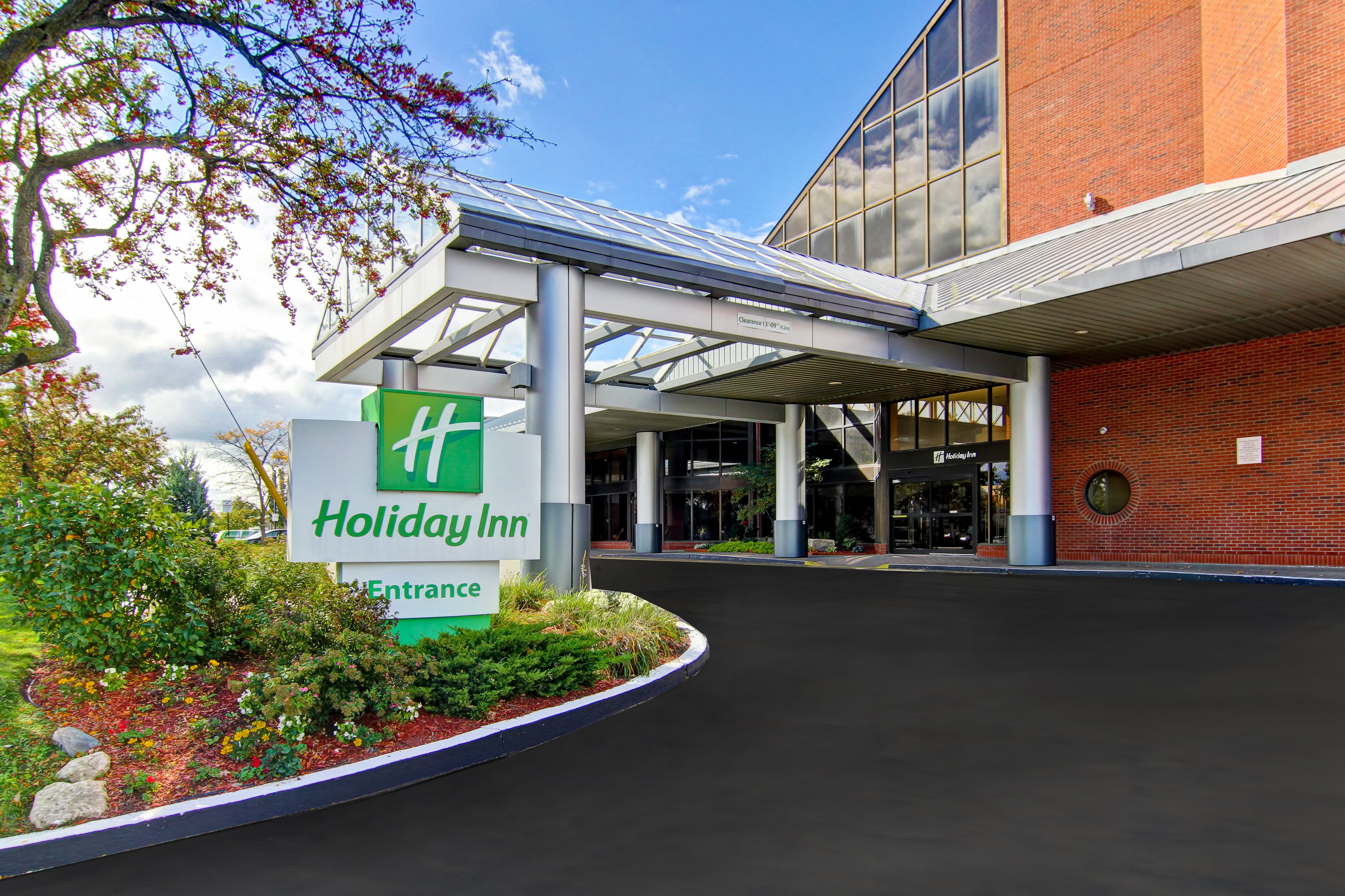 Holiday Inn Oakville Centre 77/81