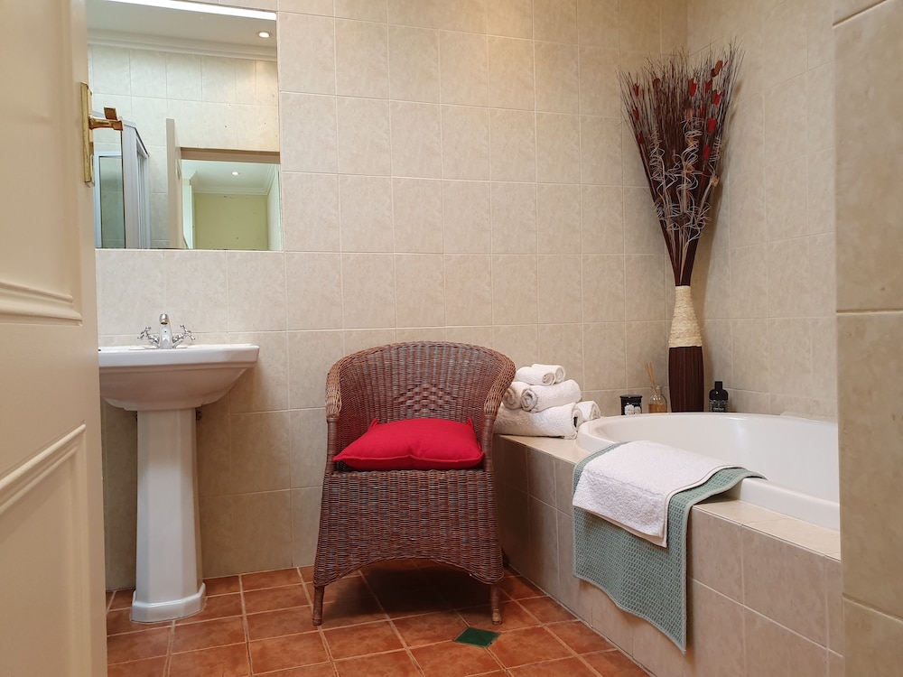 On Pinewood Guest House 45/47
