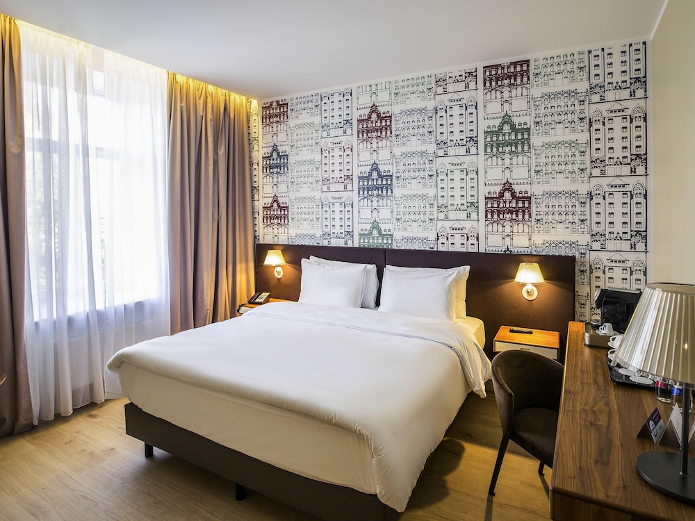 JUNIOR SUITE, KING BED, SOFA