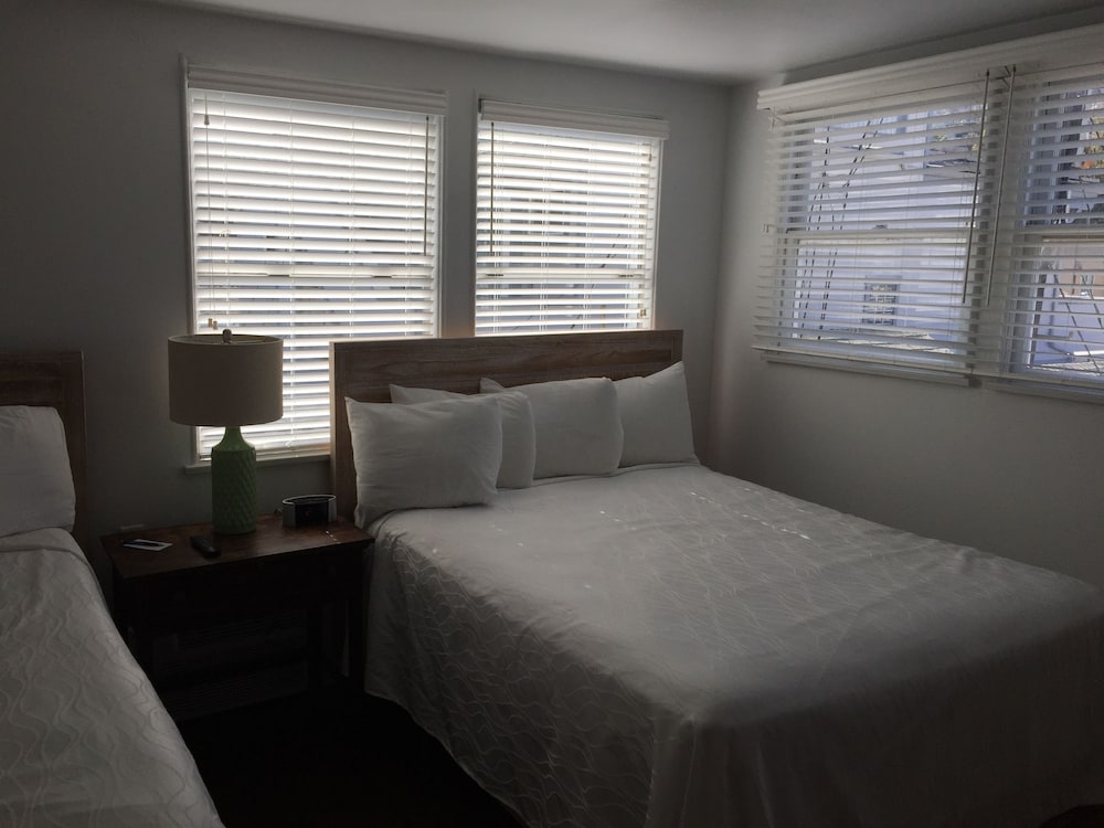 Lighthouse, 2 Queen Beds