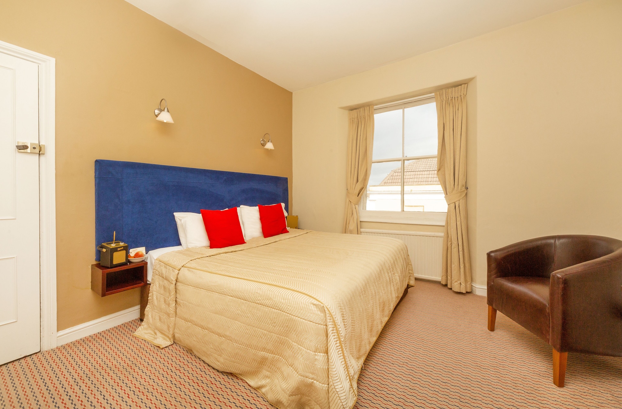 ROOM, DOUBLE OR TWIN BED