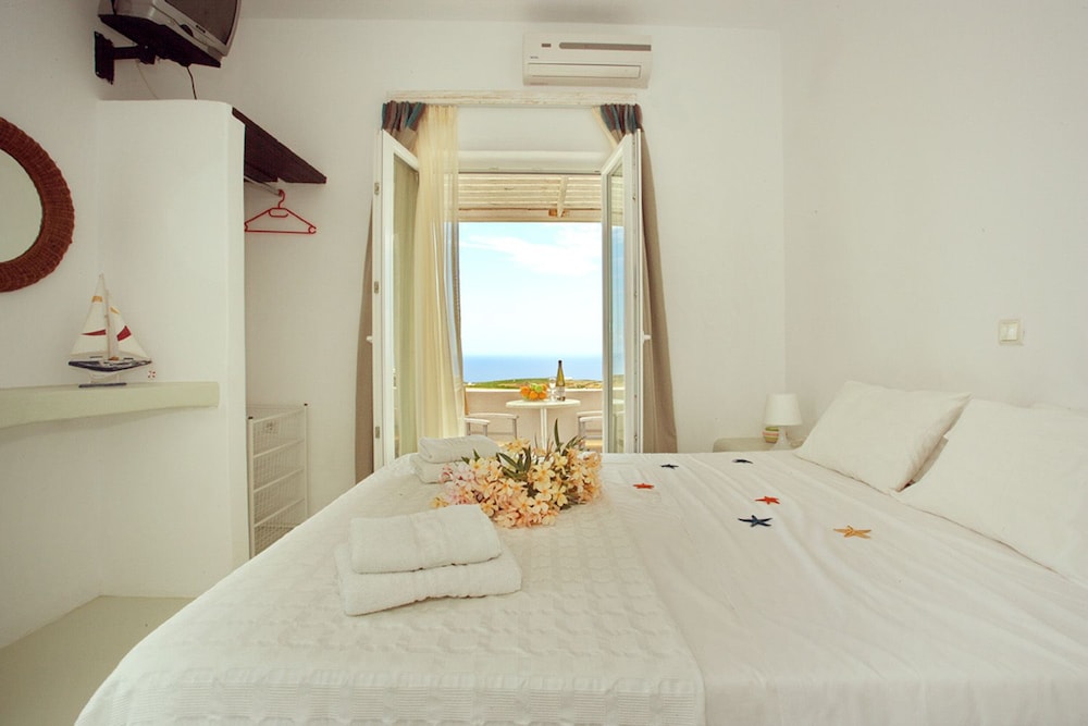 APARTMENT, POOL AND SEA VIEW