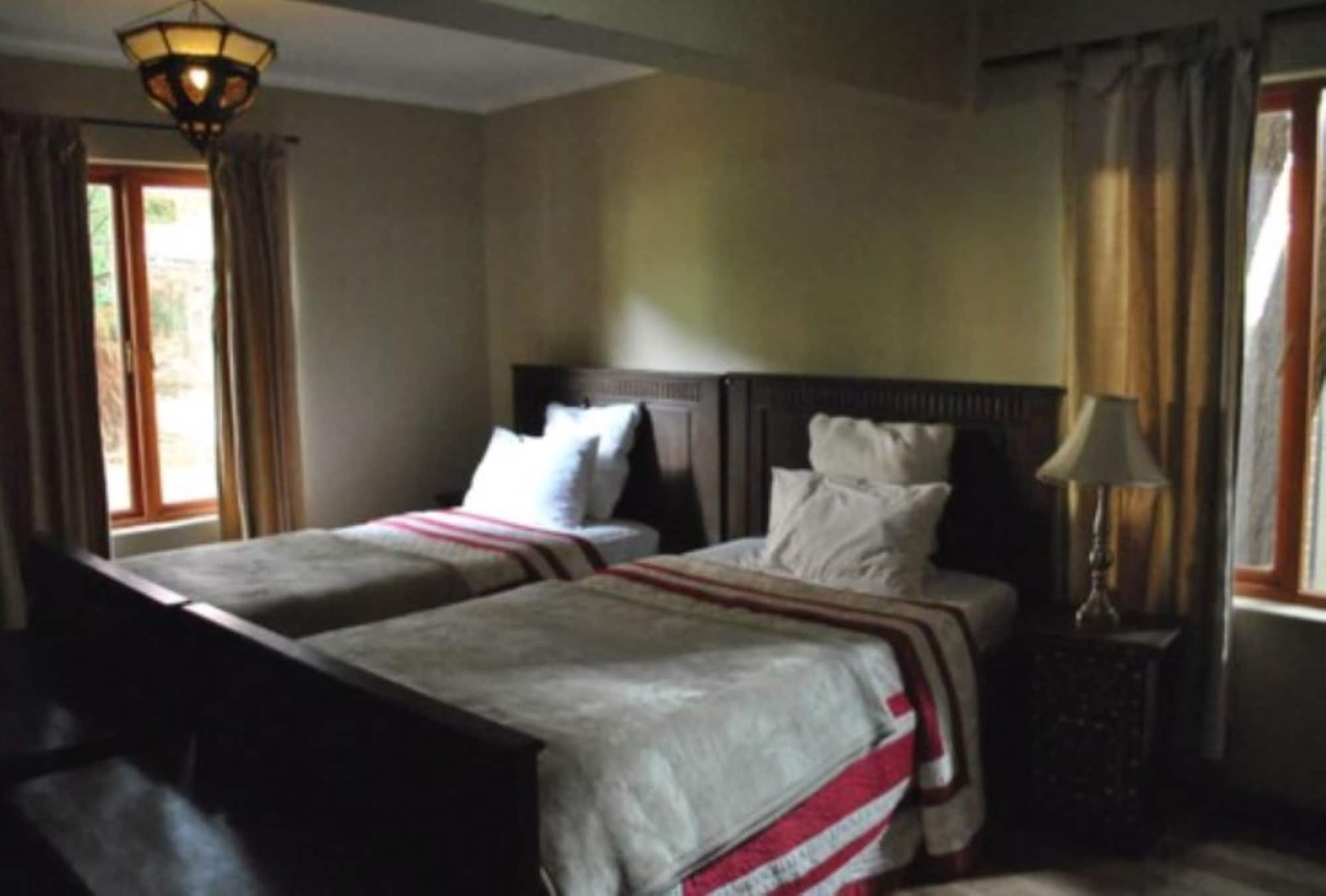 DELUXE, KING BED