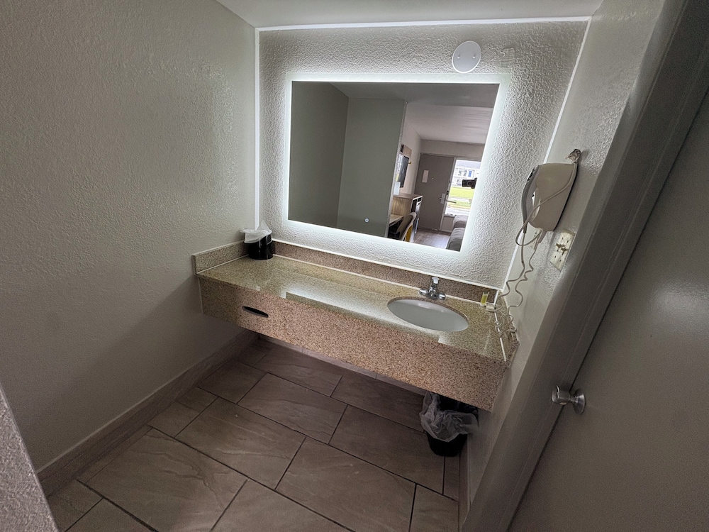 غرفة بسرير كينج للمدخنين، Days Inn By Wyndham Ruther Glen Kings Dominion Area 4/4