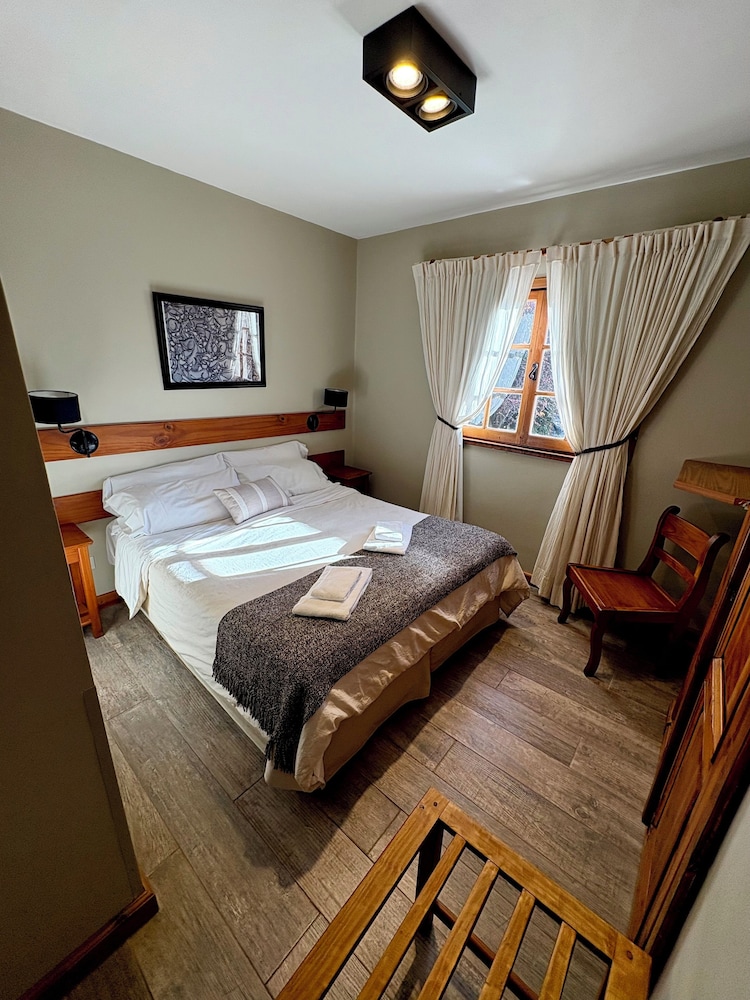 ROOM, DOUBLE BED